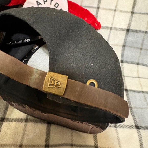 Toronto Raptors Fan Package -Plush Toy, Hat, Scarf - Picture 4 of 5